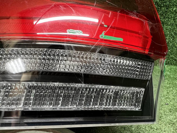 Фонарь левый внешний Toyota Land Cruiser 300 21-нв