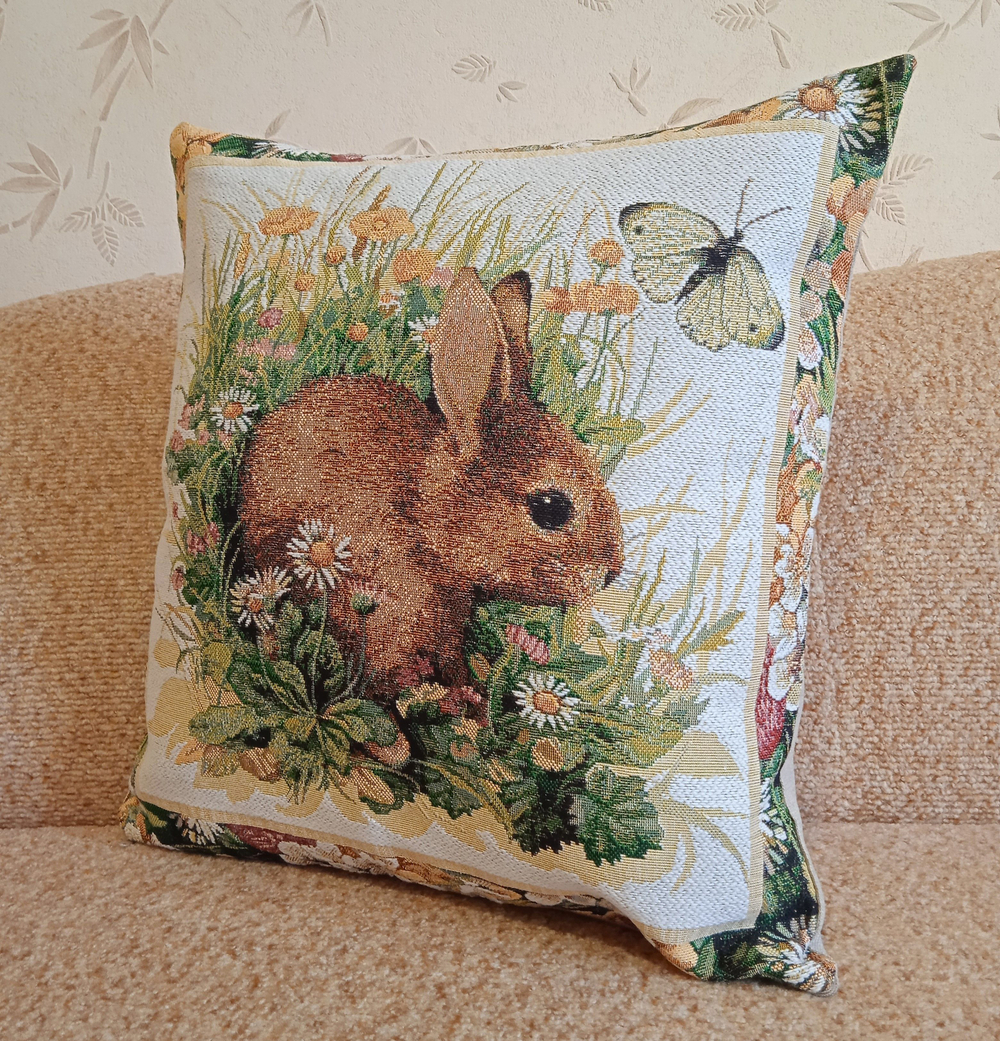 Декоративный гобеленовый чехол для интерьерной подушки Зайчонок 47*47