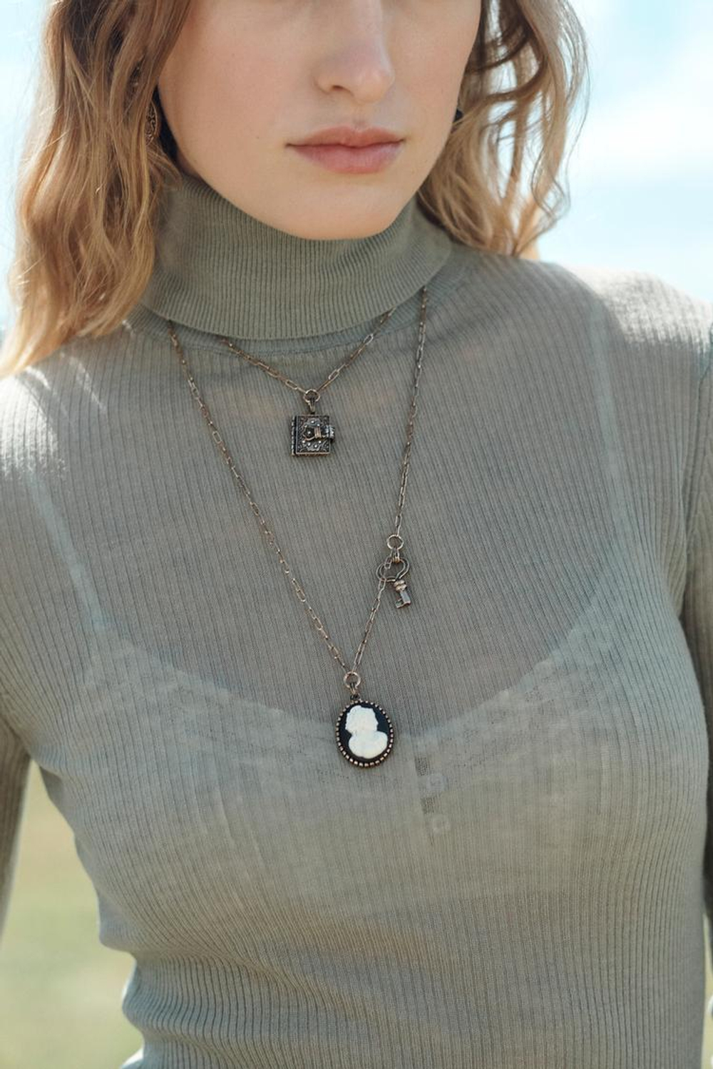 ZARA ОЖЕРЕЛЬЕ С КОНТРАСТНЫМИ ЗВЕНЬЯМИ И ПОДВЕСКАМИ, ЦВЕТ СОСТАРЕННОГО ЗОЛОТА