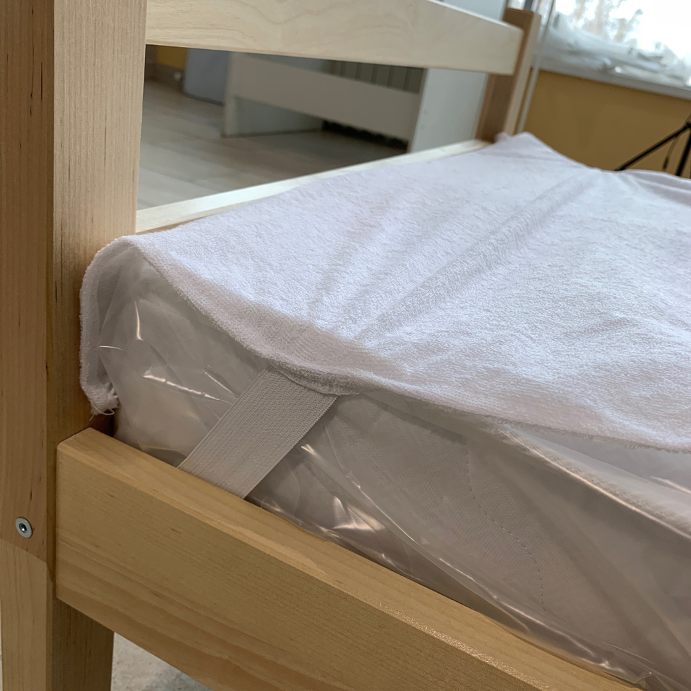 Наматрасник непромокаемый с резинками по углам, 140*70 см