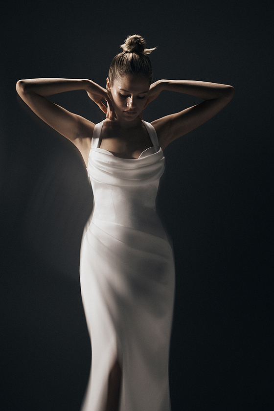 Платье макси драпированное из атласа со шлейфом