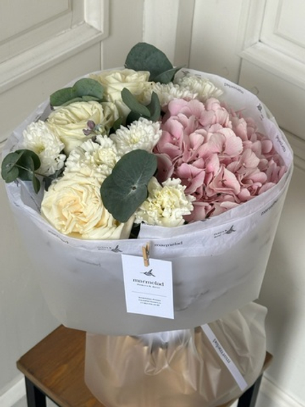 Сборный букет из гортензии, диантусов, одноголовых роз и эвкалипта