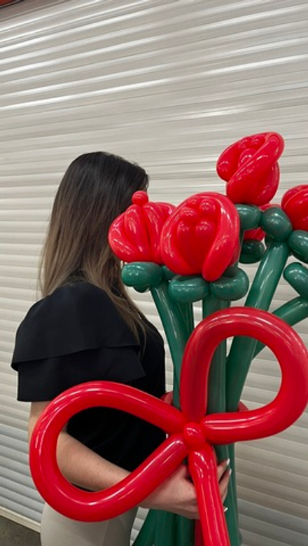 Букет из красных роз-бутонов