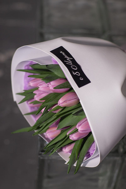 Сиреневые тюльпаны в авторском объемном оформлении от Флора Маркет