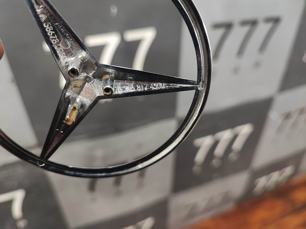 Эмблема крышки багажника Mercedes C-Class (W205) 14-23 Б/У Оригинал A2058174500