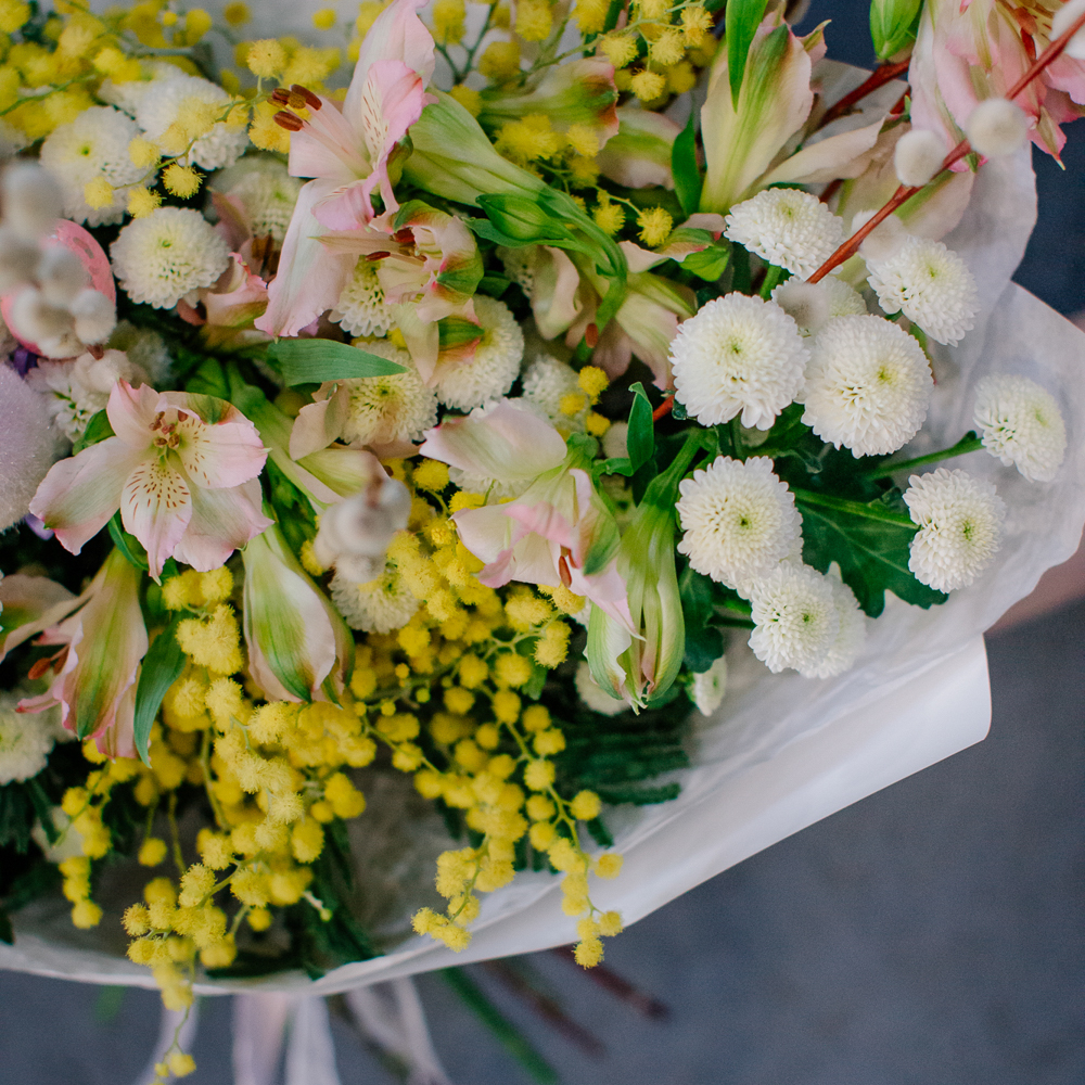 161. Весенний пасхальный букет с мимозой и веточками вербы