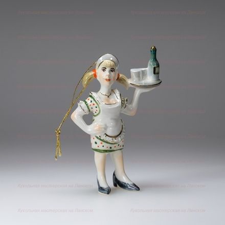 Фарфоровая елочная игрушка "Официантка"