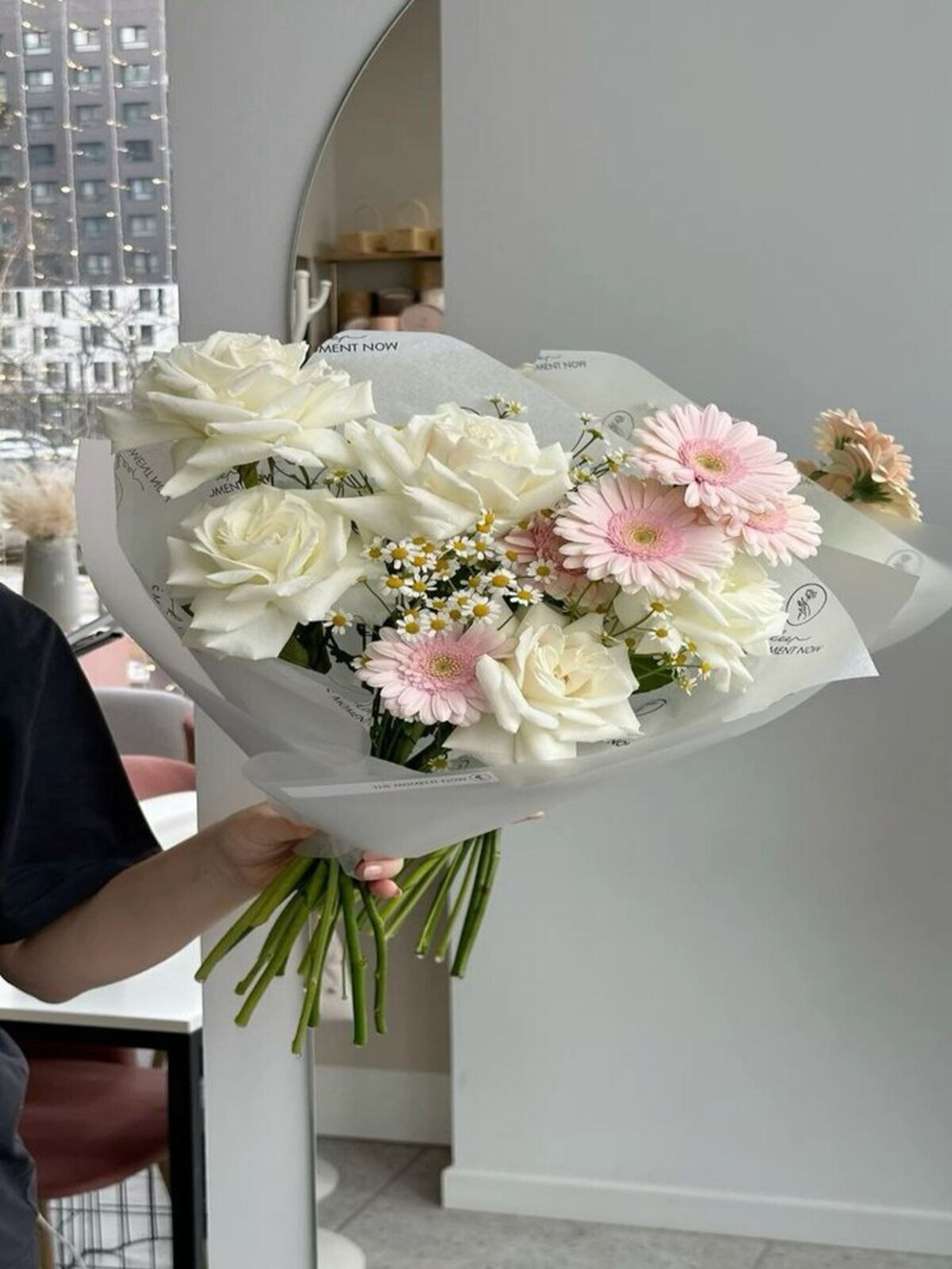 Букет из французской розы, кустовой ромашки и гербер.