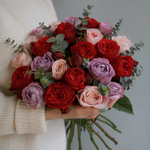 39. Фиолетово-красный микс из 29 роз