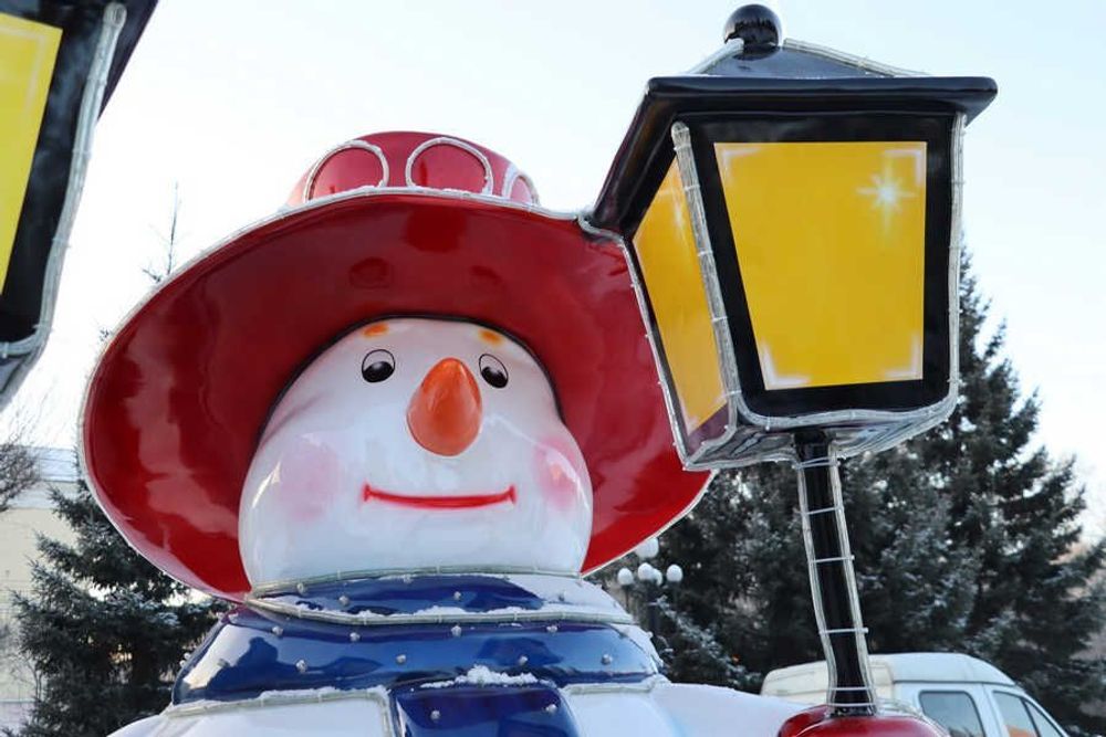 Уличная фигура "Снеговик с фонарем"