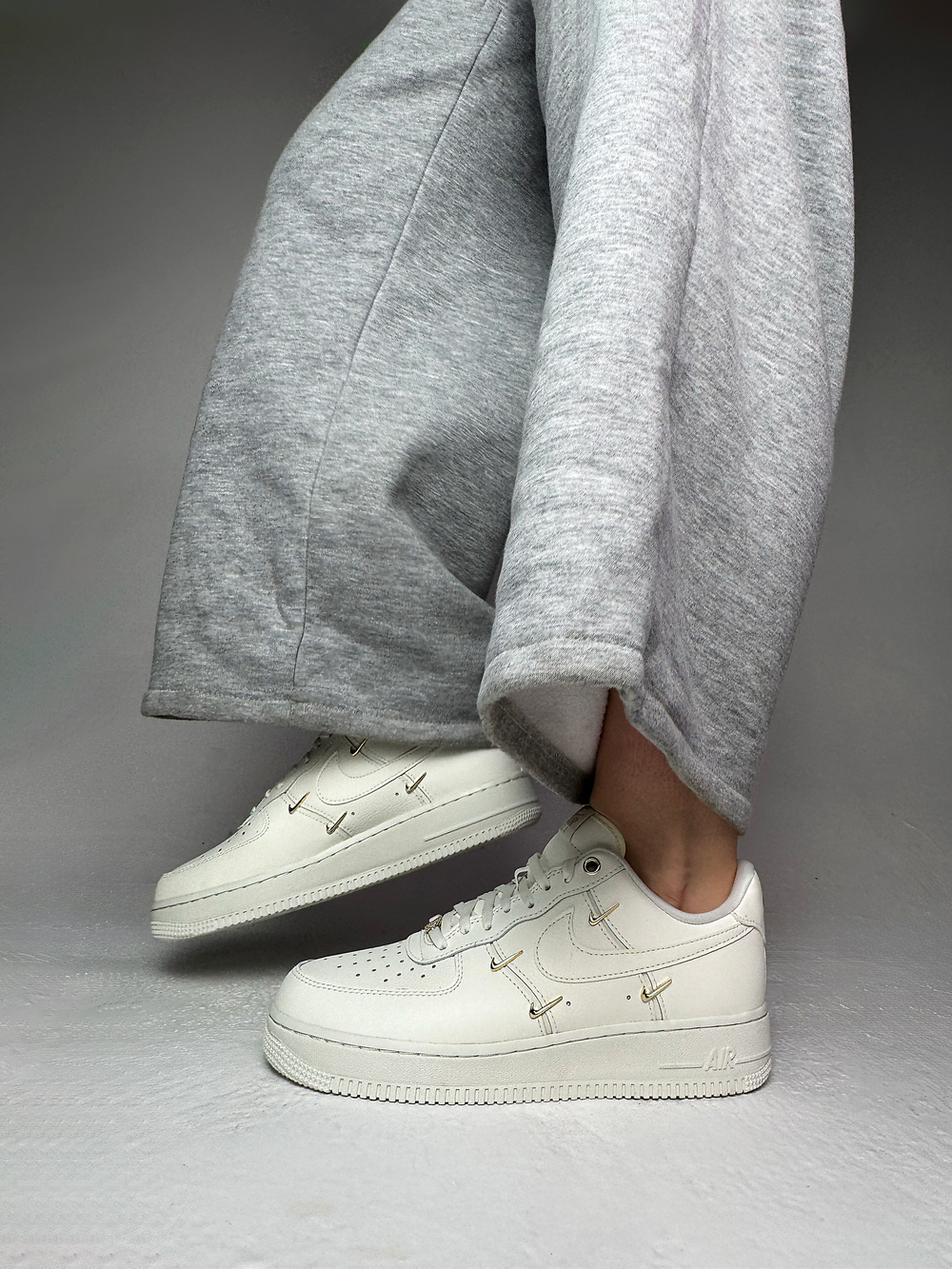 Кроссовки Nike Air Force 1 LX Gold Swoosh