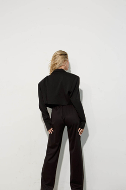 Жакет укороченный мужского кроя с широкими плечами, черный