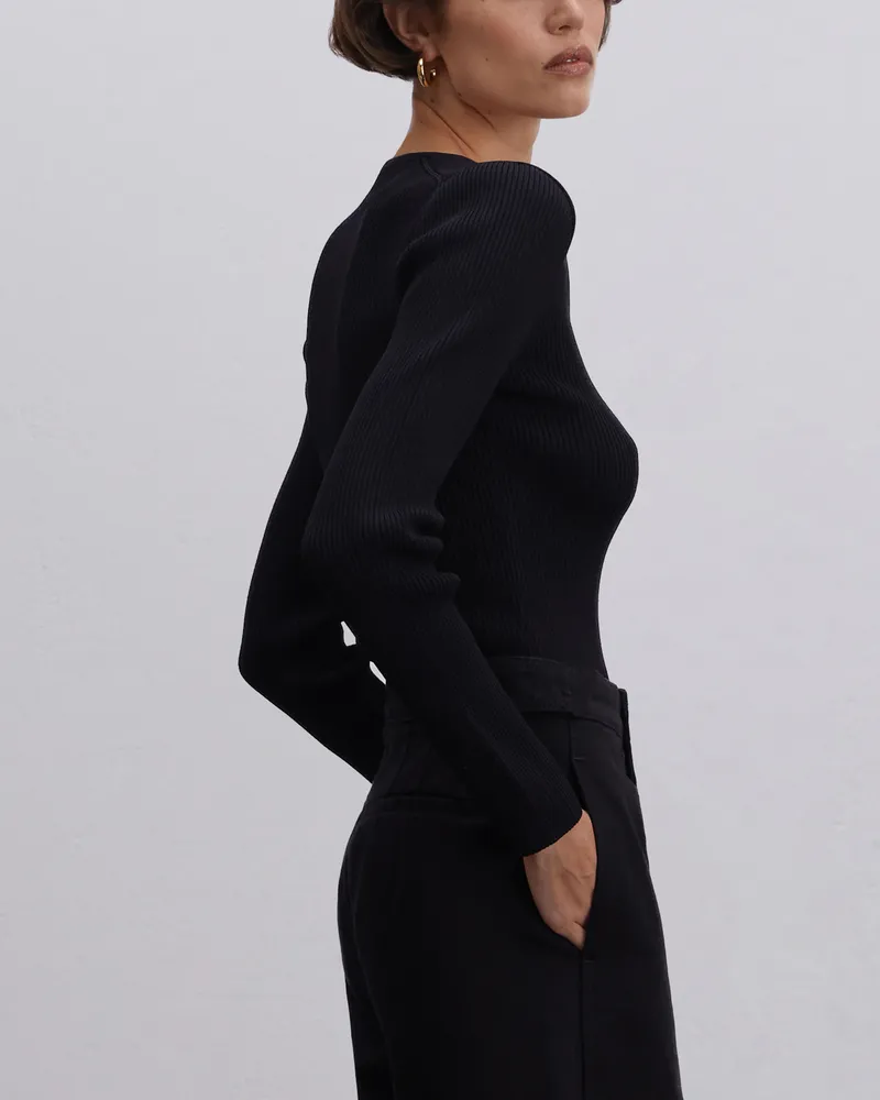 Черный лонгслив из вискозы с V-образным вырезом