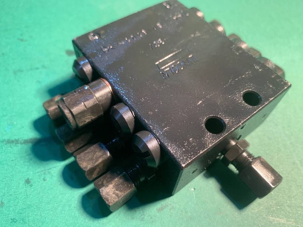 Распределитель смазки на 8 портов 2 отверстия (малый)
