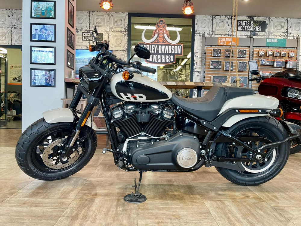 Harley-Davidson Softail Fat Bob 114 (White Sand Pearl)