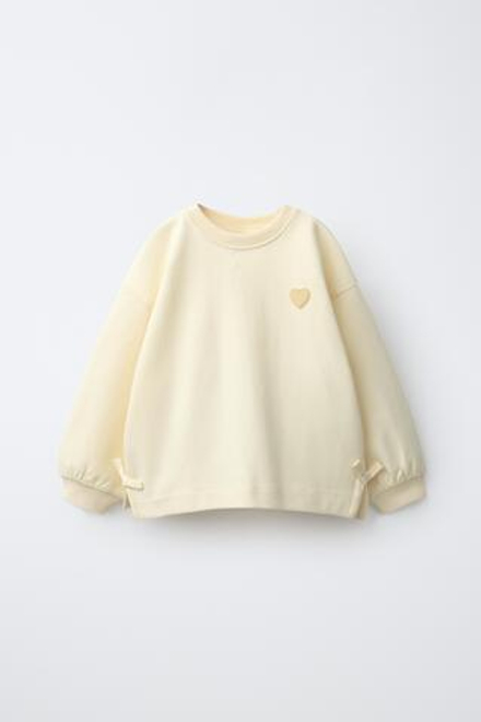 ZARA ТОЛСТОВКА С БАНТАМИ И СЕРДЦЕМ, ЦВЕТ СЛИВОЧНОГО МАСЛА