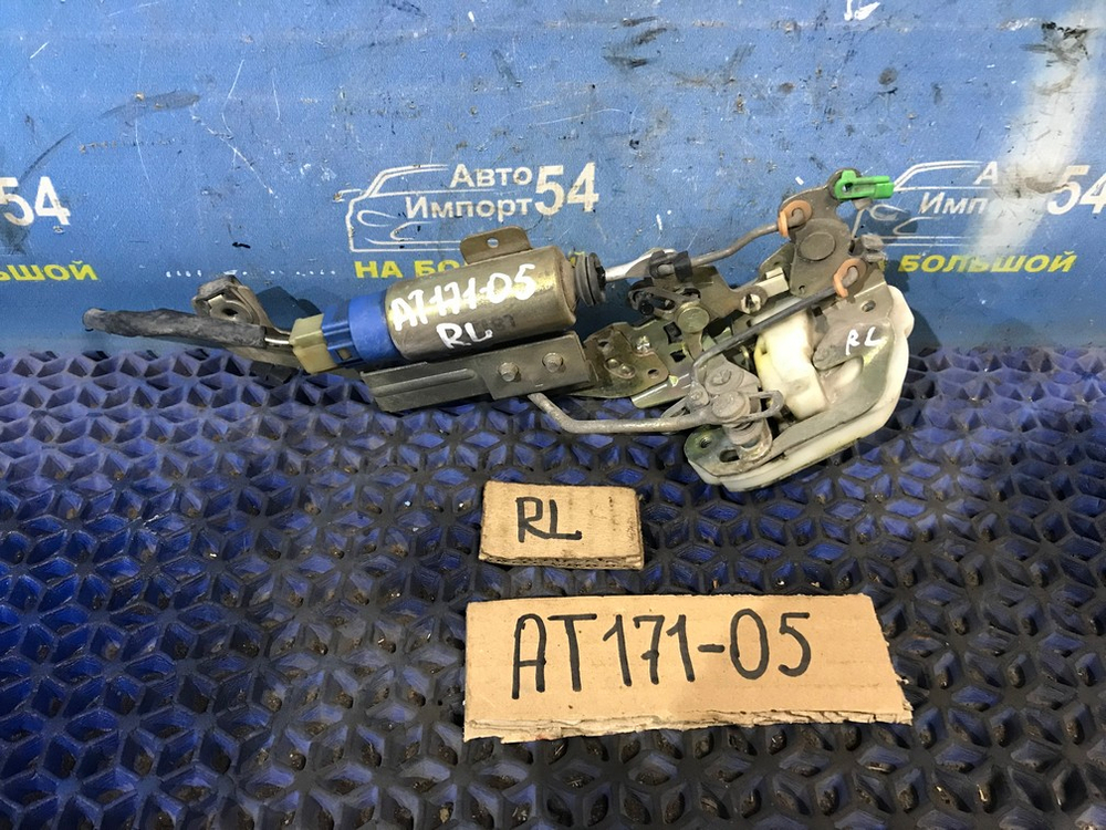 Замок двери задней левой TOYOTA CARINA 1990