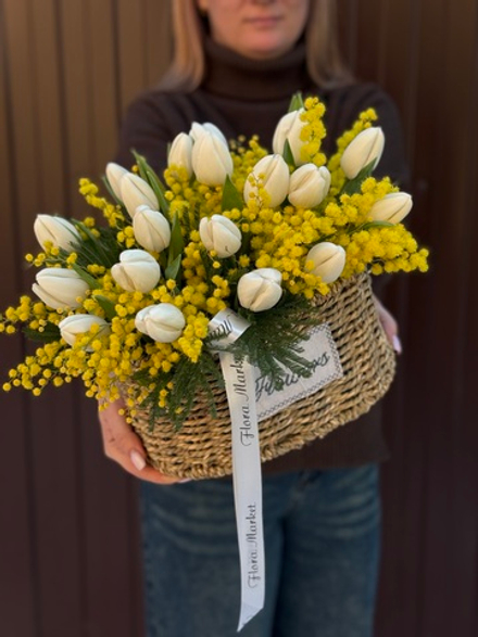 Весенняя корейская корзина из белых тюльпанов и ароматной мимозы от Флора Маркет