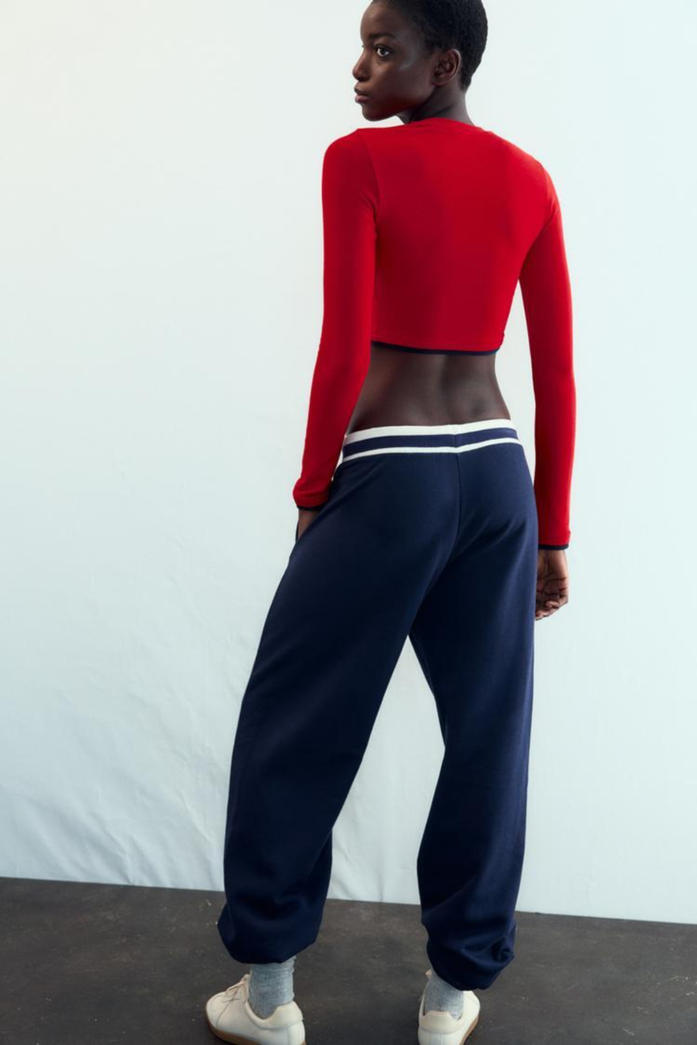 ZARA УКОРОЧЕННАЯ ФУТБОЛКА С ДВОЙНЫМ ЭФФЕКТОМ, КРАСНЫЙ