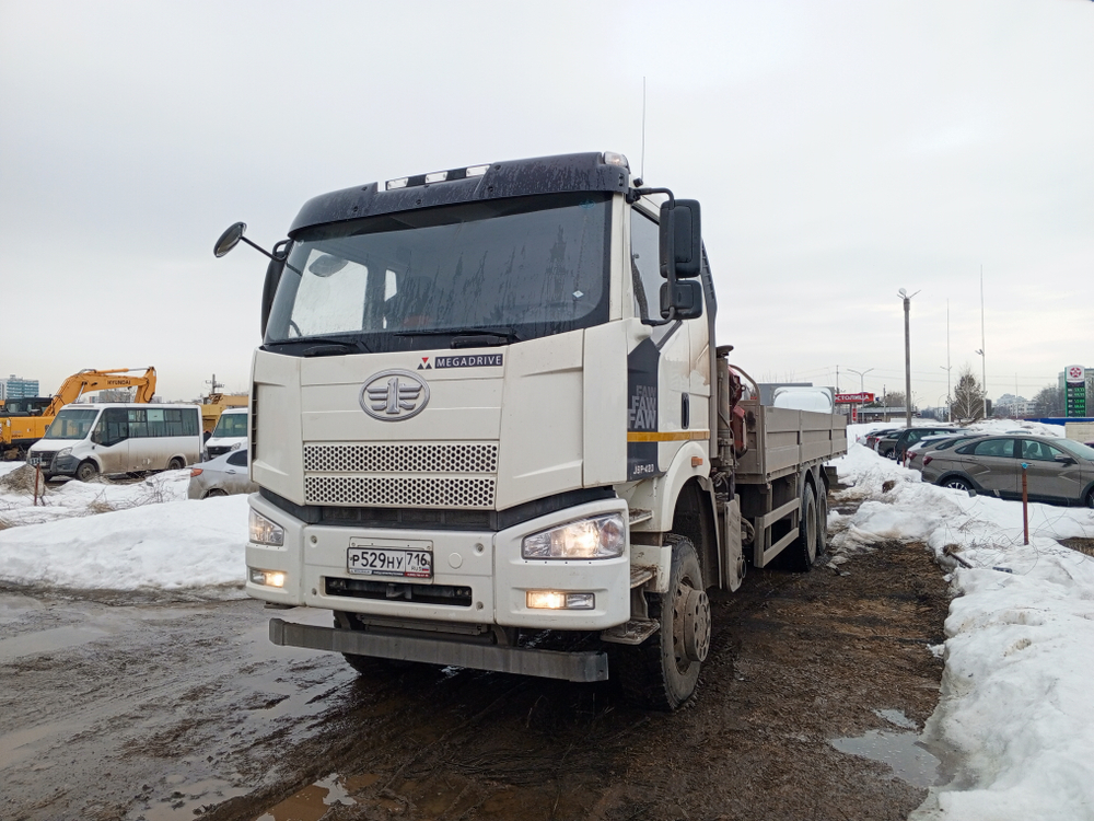 FAW J6 6x6 Бортовой с КМУ W2K00 (Дизельный, 11,1 л, 420 л.с., МТ)