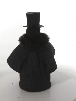 Кукла сувенирная фарфоровая Молодой господин в цилиндре