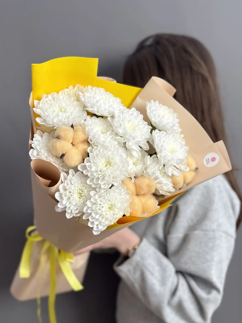 Дуо-букет из белых кустовых хризантем и кремового хлопка