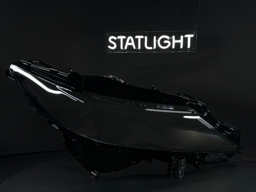 Правое стекло фары Toyota Camry XV70 2017-2020