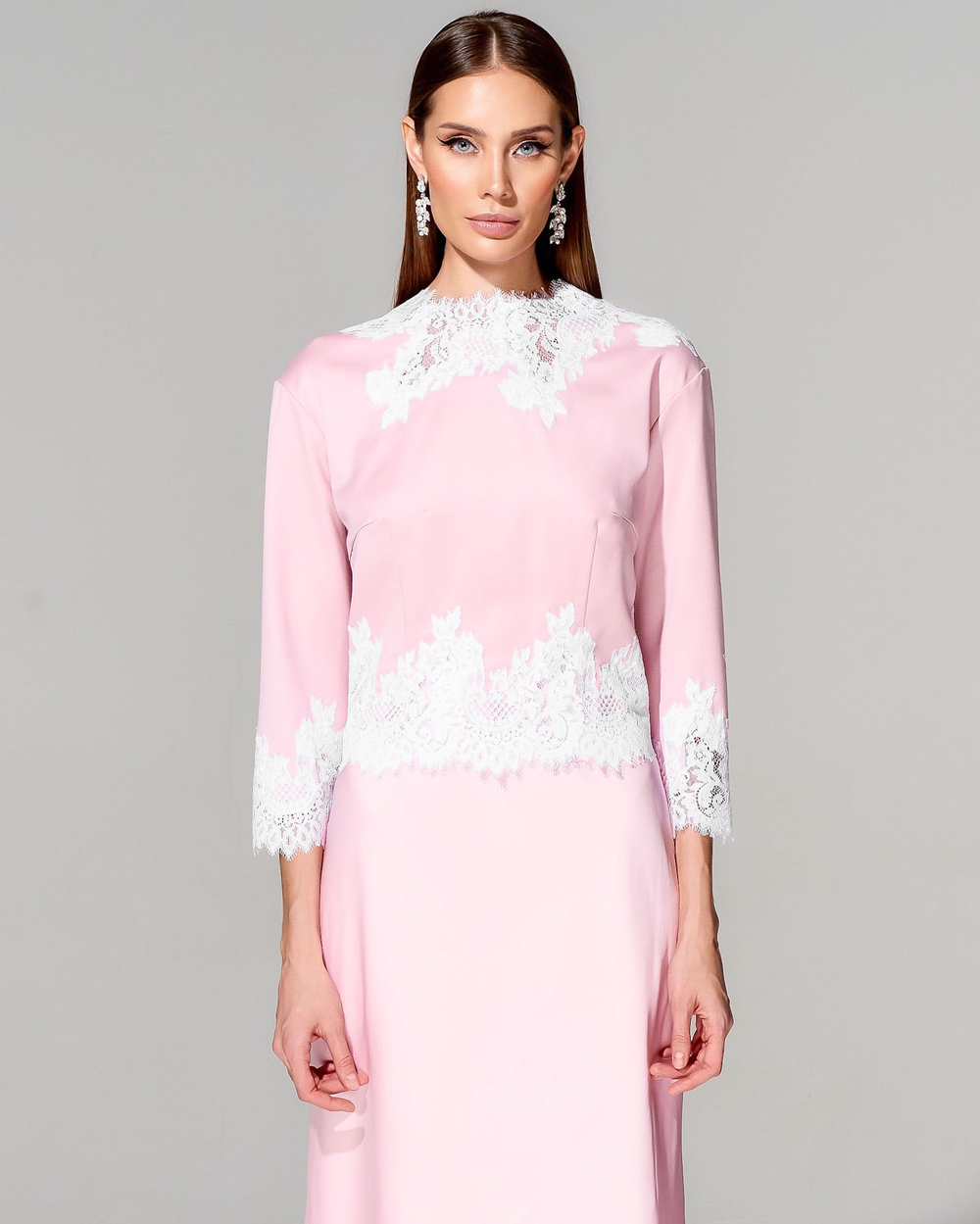 Блуза из премиальной костюмной ткани с отделкой кружевом ручной работы