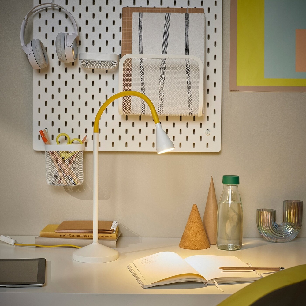 IKEA NÄVLINGE  (ИКЕА НÄВЛИНГЕ)  -  Светодиодная настольная лампа, желтый/белый