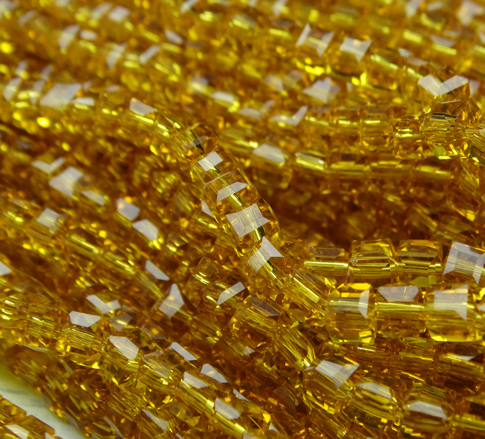 БВ005НН3 Хрустальные бусины квадратные, цвет: янтарный, размер 3 мм, кол-во: 63-65 шт.