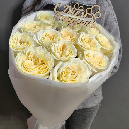 Букет из 13 ароматных пионовидных роз "CANDLELIGHT"