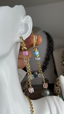 Серьги асимметричные из голубых и розовых кубиков Swarovski с цепочками, оттенок золото