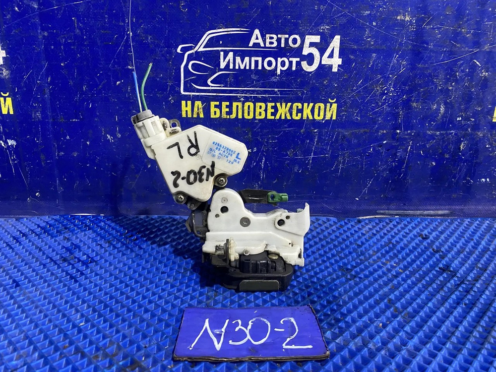 Замок двери задней левой NISSAN R'NESSA 1997