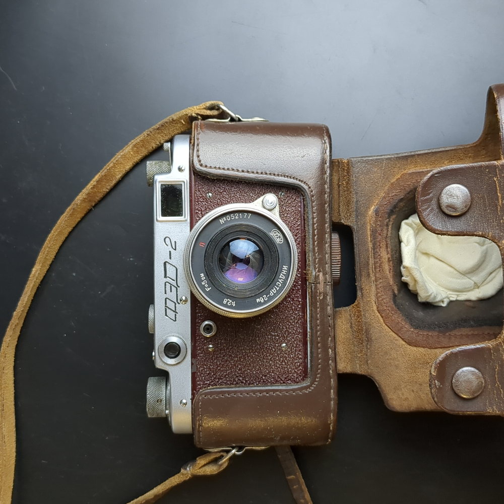 №13 Фотоаппарат "ФЭД-2" с объективом "Индустар - 62м" в оригинальном кофре с документом , металл, стекло, кожа, Харьковский машиностроительный завод им. Дзержинского (ФЭД), СССР, 1961-1979 гг.