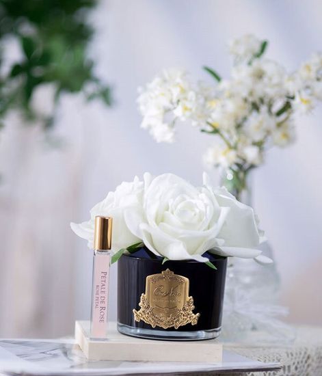 Букет из 5 роз цвета слоновая кость в черной вазе, Cote Noire