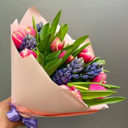 Весенний букет из тюльпанов и гиацинтов