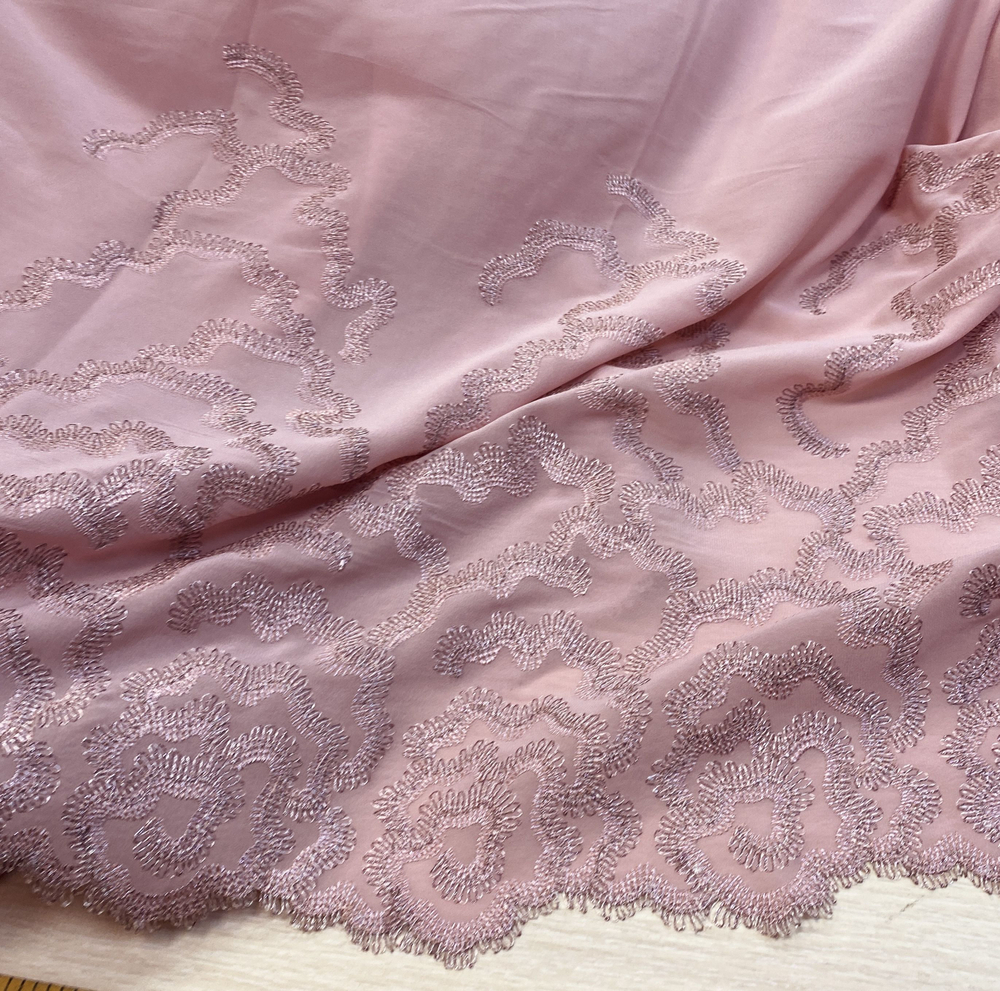 Ткань  натуральный шелк 100%с вышивкой (Италия) ш-120см  цена за 1м