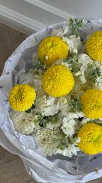 Букет из одноголовой хризантемы и маттиолы