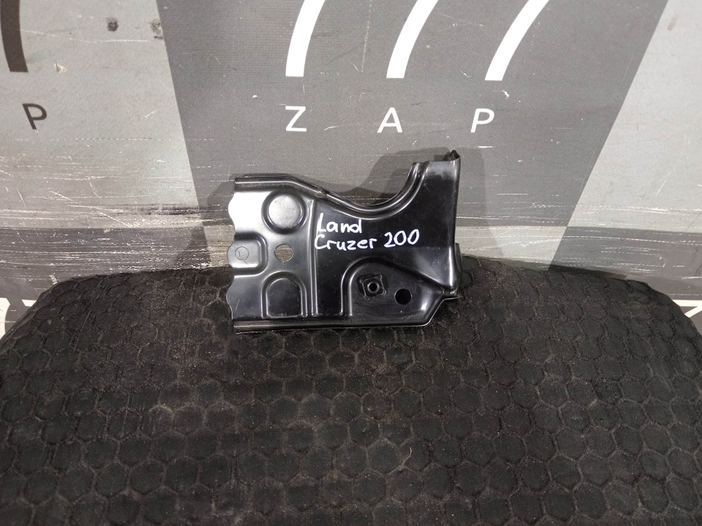 Кронштейн радиатора левый Toyota Land Cruiser 200 15-21 Б/У Оригинал 5325860050