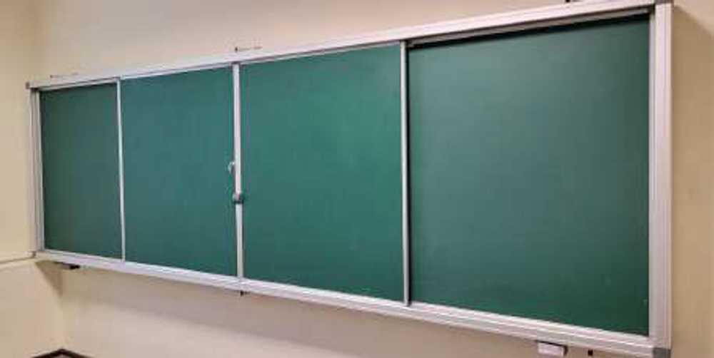Настенная рельсовая система школьных досок с увеличенным фасадом и улучшенной легкостью движения
