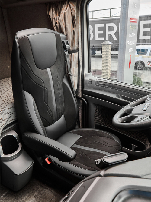 Чехлы Люкс DAF XF 106 (экокожа, черный цвет, черная вставка)