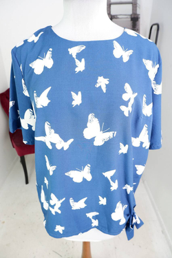 Блузка Deniza с романтичным принтом, визуально на 52 размер