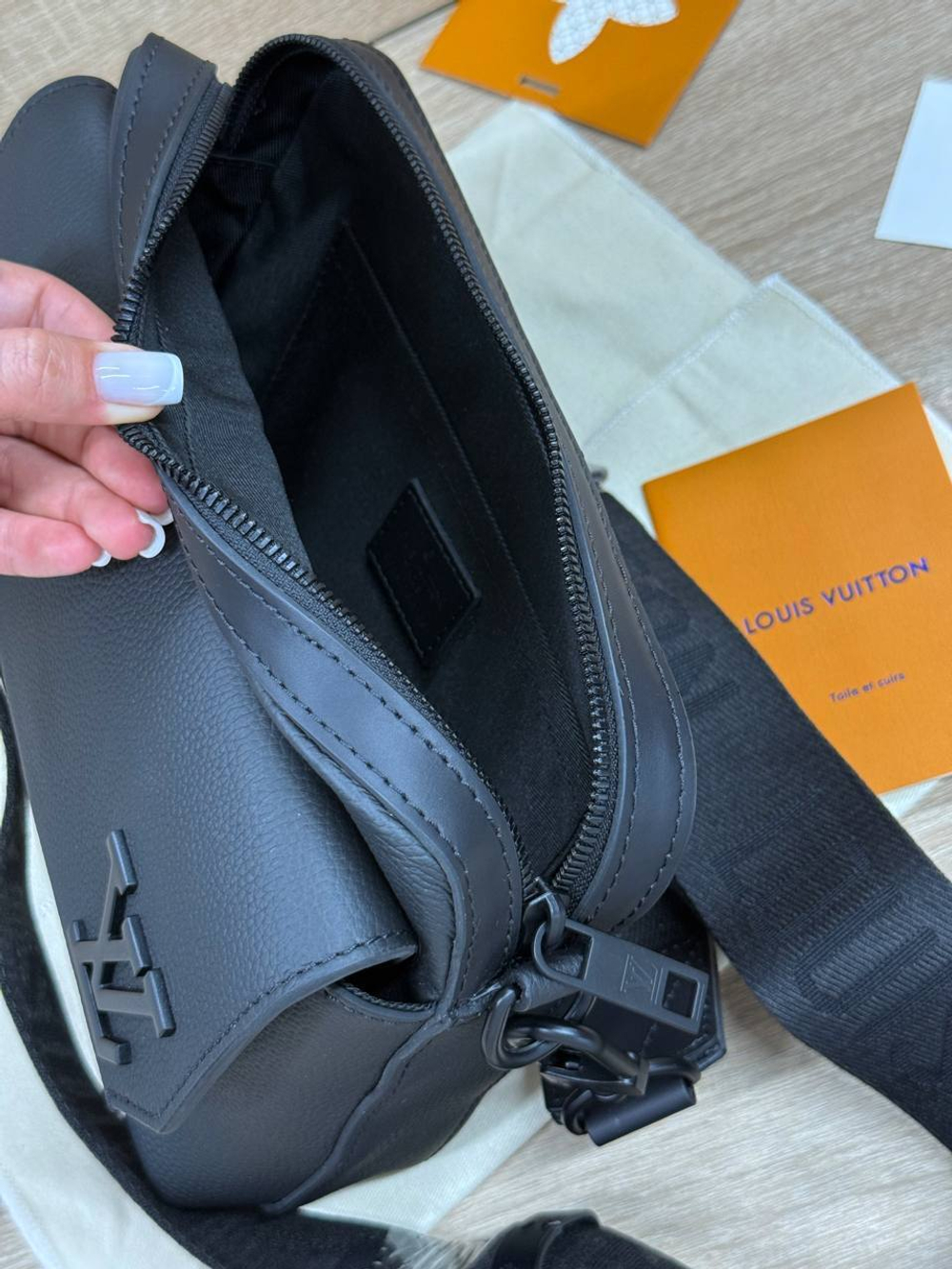 Сумка-мессенджер Louis Vuitton