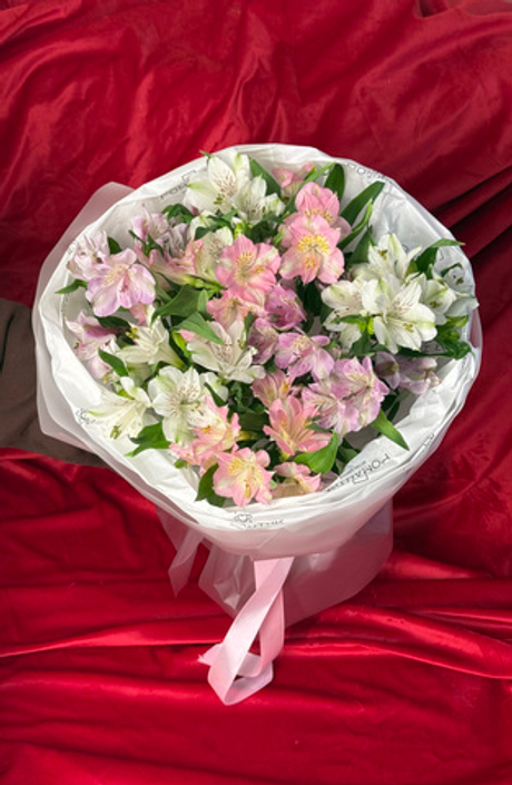 Букет с альстромерией