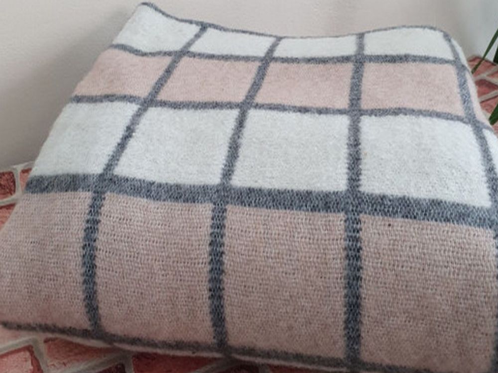 Одеяло полушерстяное "ВВ. БЕЛО-СЕРО-ТЕРРАКОТОВАЯ КЛЕТКА-2" ОПШ-1, 50% шерсть, плотность 400 г/м2, Россия.