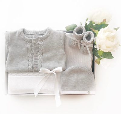 Подарочный набор на выписку из хлопка: плед, комбинезон с косами, шапочка и пинетки  (Серый/Белый)