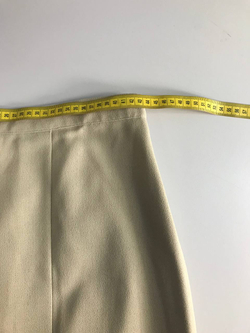 Юбка светлого оттенка, визуально на 48/50 размер