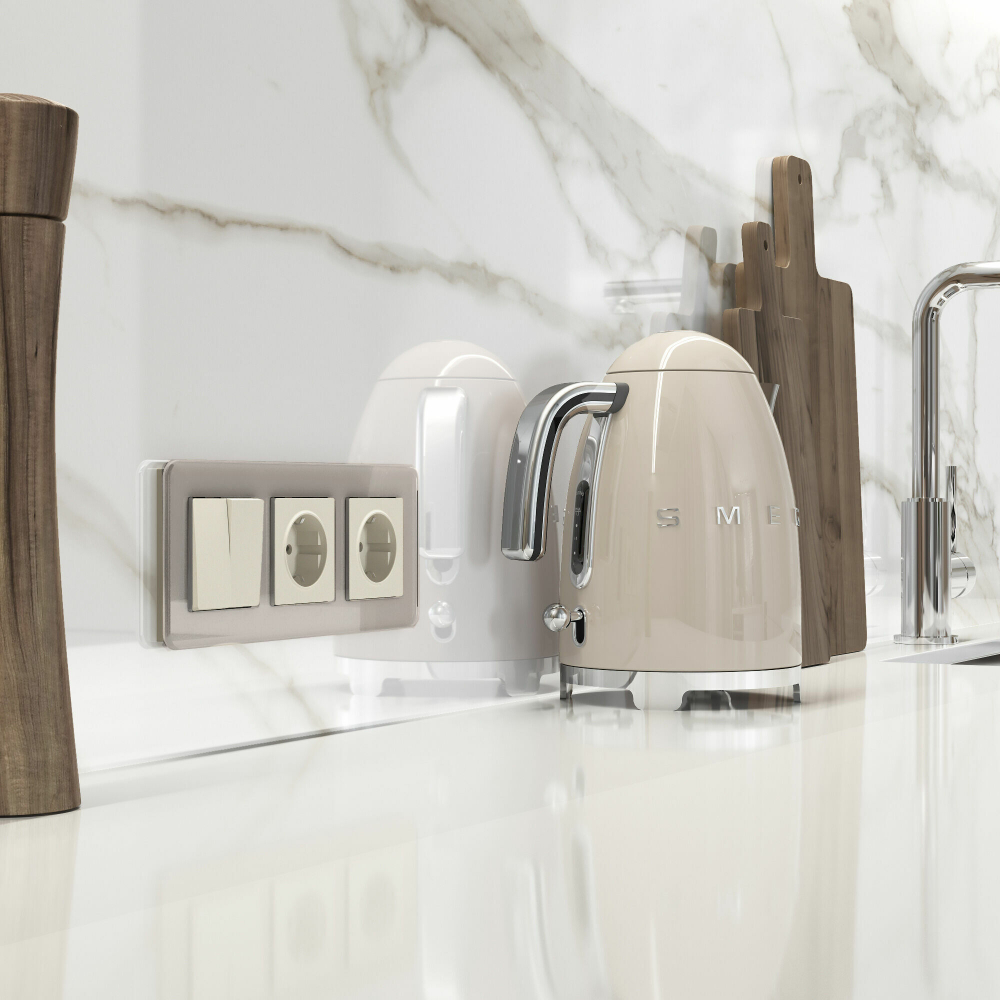 Розетка с заземлением и шторками (айвори матовый)