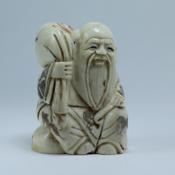 Нэцкэ Монах с мешком на плече