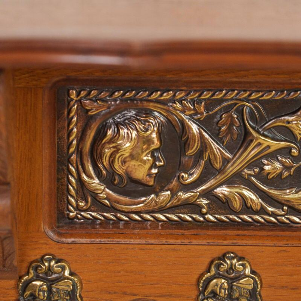 Настенная вешалка в Неоренессансном стиле